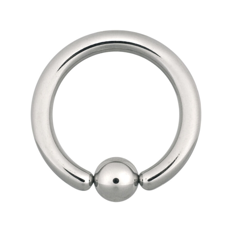 Anello a Sfera in Acciaio Chirurgico Argento su sfondo bianco