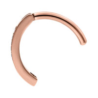 Clicker per ombelico in oro rosa con cristalli su sfondo bianco