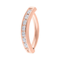 Clicker per ombelico in oro rosa con cristalli chiari su sfondo bianco