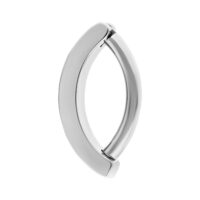 Clicker per ombelico in titanio con cristalli su sfondo bianco