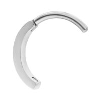 Clicker per ombelico in argento con pietre cristalline su sfondo bianco