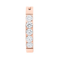 Clicker per ombelico in oro rosa con cinque cristalli chiari su sfondo bianco
