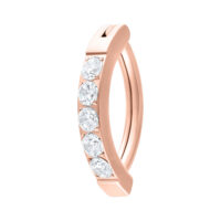 Clicker per ombelico in oro rosa con cinque cristalli chiari su sfondo bianco