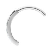 Clicker per ombelico in titanio argento con cristalli chiari su sfondo bianco