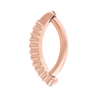 Anello piercing in oro rosa con cristalli chiari su sfondo bianco