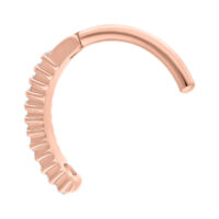 Clicker per ombelico in oro rosa con cristalli chiari su sfondo bianco