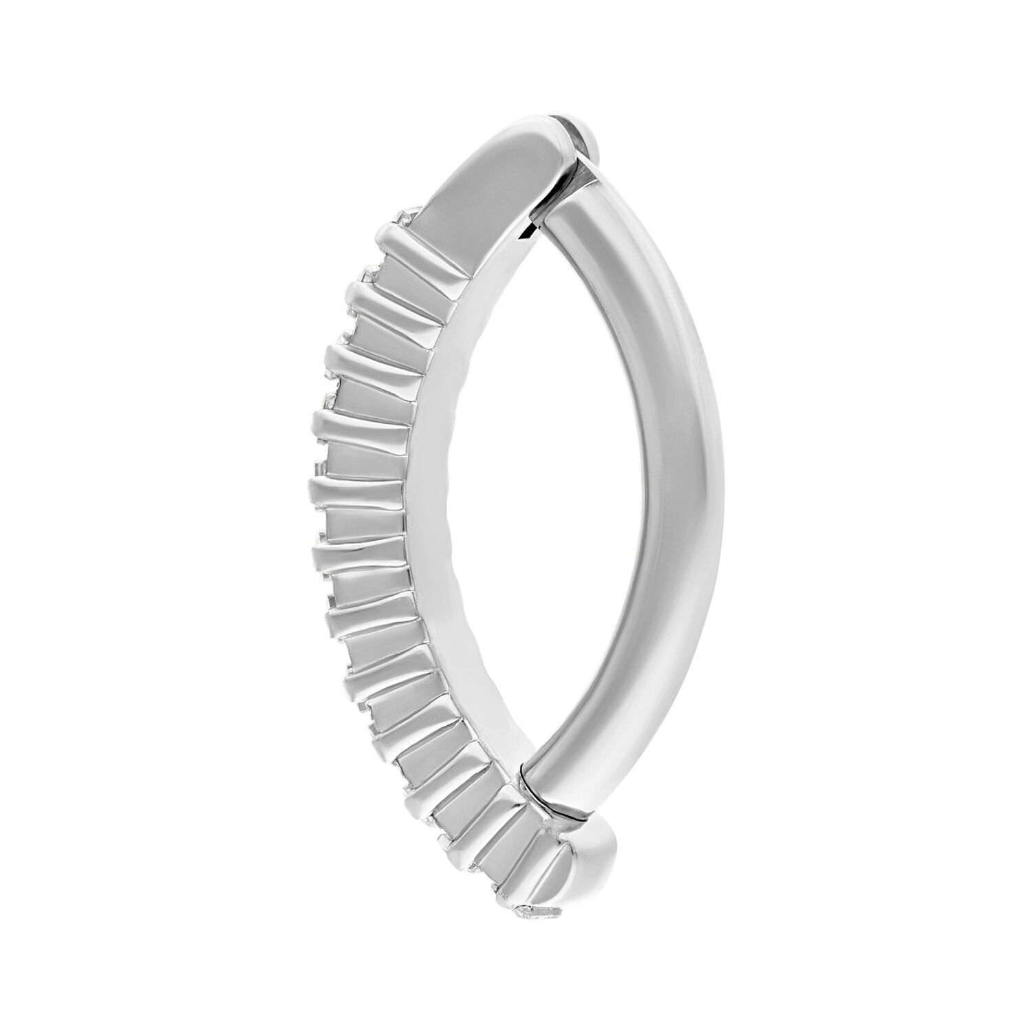 Clicker per ombelico in argento con cristalli chiari su sfondo bianco