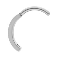 Clicker per ombelico in titanio color argento su sfondo bianco