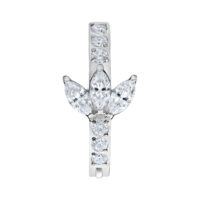 Clicker per ombelico argento con pietre cristalline su sfondo bianco