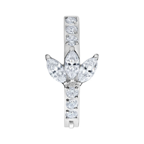 Clicker per ombelico argento con pietre cristalline su sfondo bianco