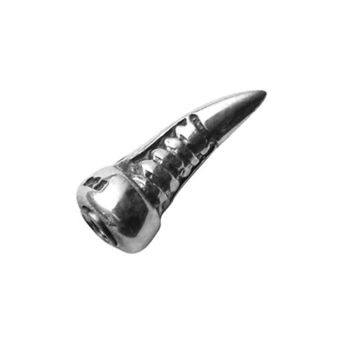 Accessorio argento con design biomeccanico su sfondo bianco