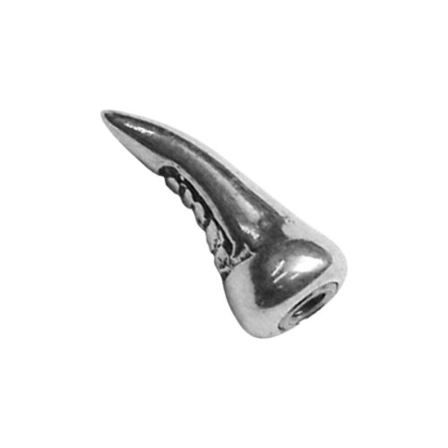 Attacco piercing biomeccanico in argento con punta curva su sfondo bianco