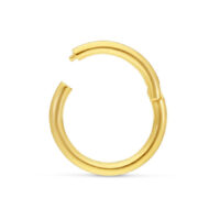 Anello a scatto in oro 18K su sfondo bianco, perfetto per piercing