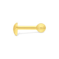 Barbell d'oro per orecchio con cuore e sfera su sfondo bianco