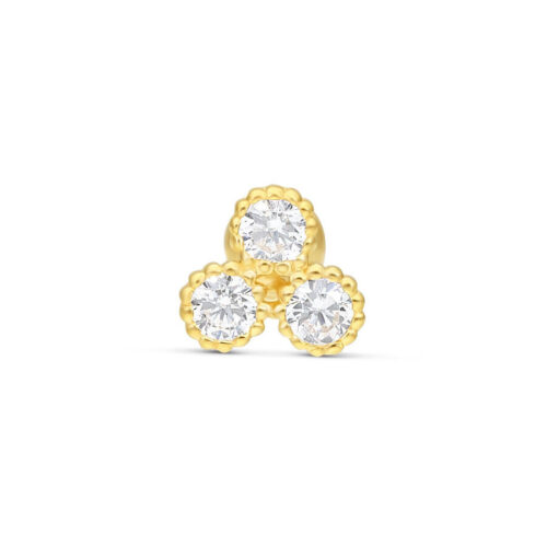 Orecchino a barra dorato con tre cristalli chiari su sfondo bianco