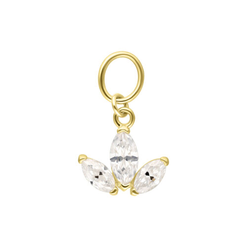 Ciondolo Lotus dorato con tre pietre di moissanite chiare su sfondo bianco