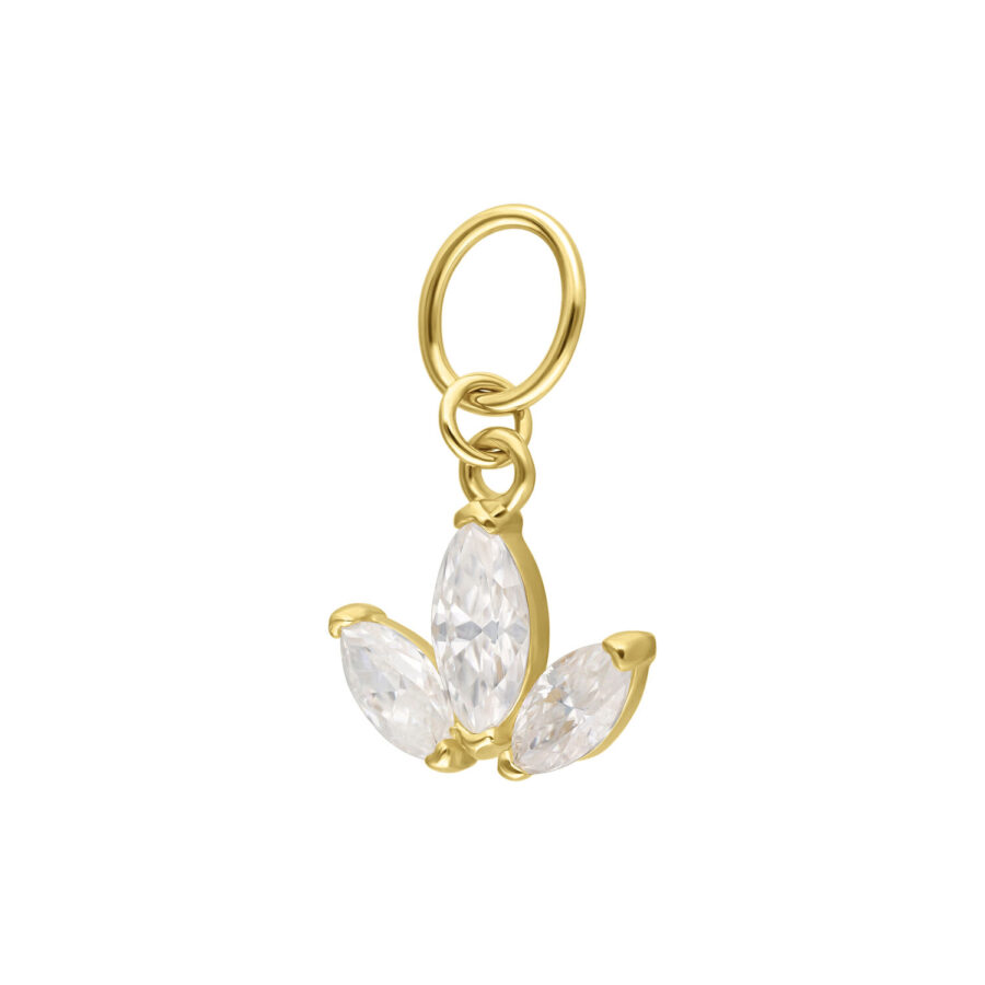 Ciondolo Lotus dorato con pietre di moissanite chiare su sfondo bianco