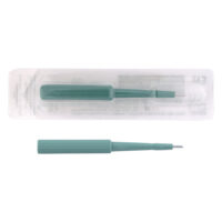 Punch bioptico sterile in acciaio chirurgico Punch bioptico verde con custodia trasparente, su sfondo bianco