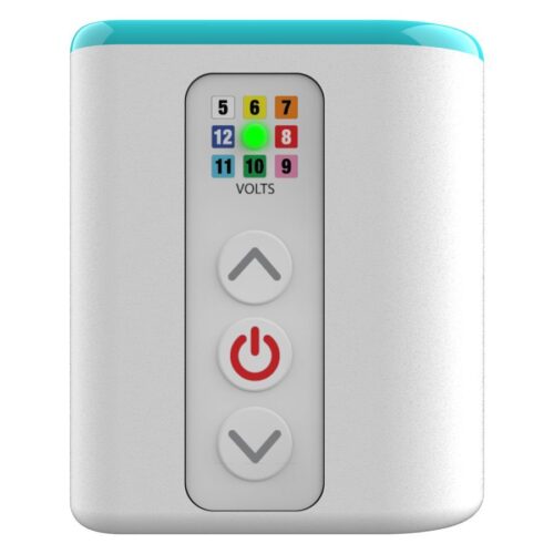 Batteria bianca con display LED e pulsanti su sfondo bianco