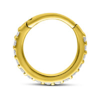 Anello da piercing in oro con diamanti chiari su sfondo bianco