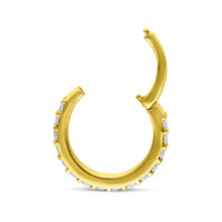 Anello piercing dorato con diamanti scintillanti su sfondo bianco