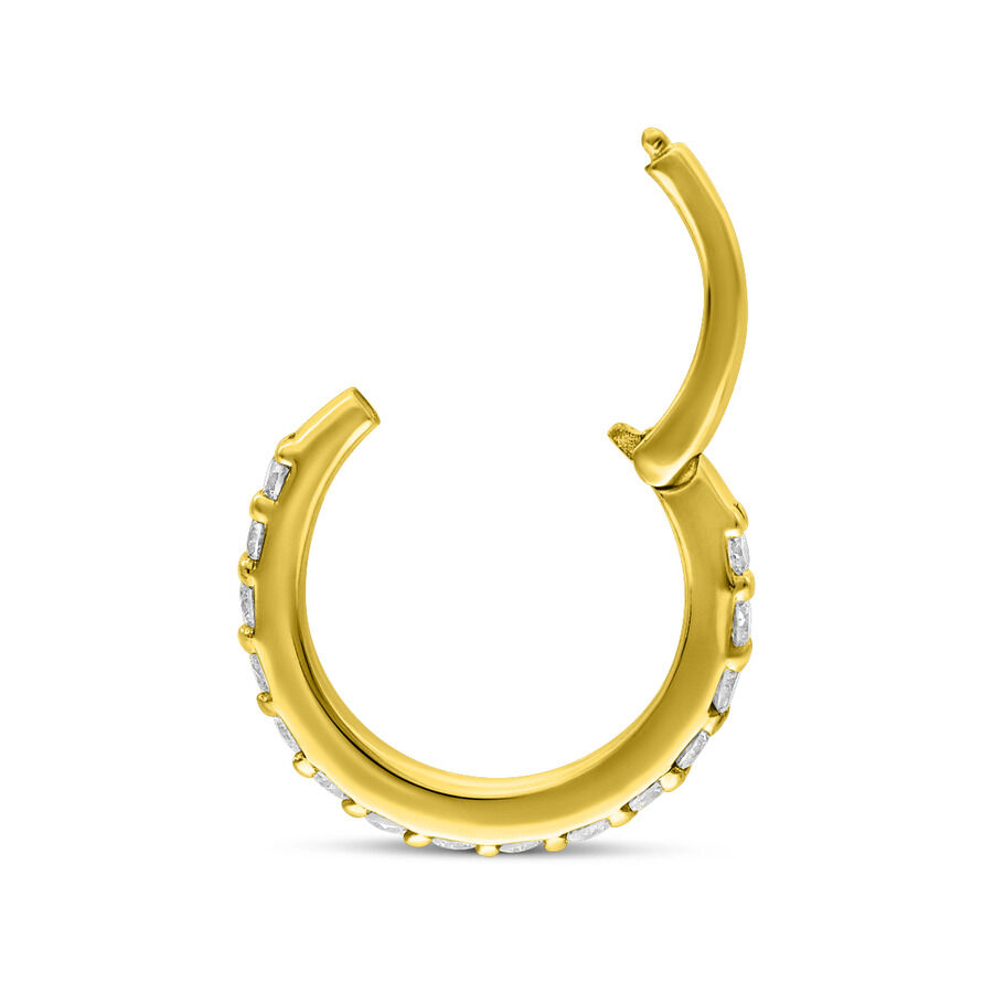 Anello piercing dorato con diamanti scintillanti su sfondo bianco