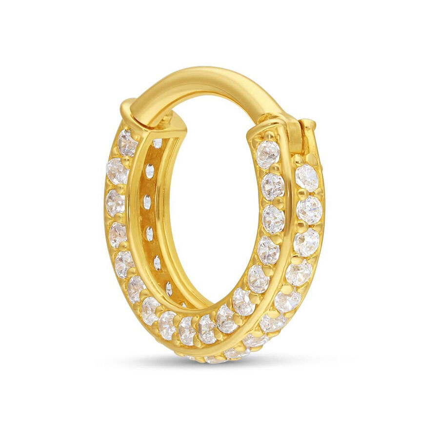 Anello piercing dorato con cristalli chiari su sfondo bianco