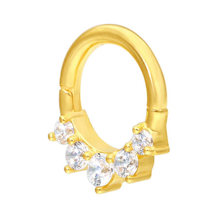 Anello piercing dorato con cinque cristalli chiari su sfondo bianco