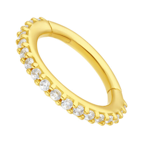 Anello in oro 18K con cristalli chiari su sfondo bianco