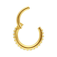Anello piercing dorato con cristalli chiari su sfondo bianco