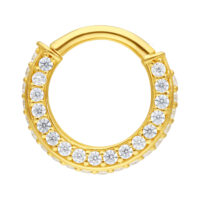 Anello piercing dorato con cristalli chiari su sfondo bianco