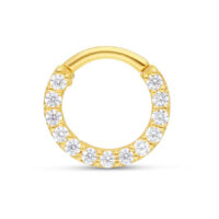 Anello septum dorato con cristalli chiari su sfondo bianco