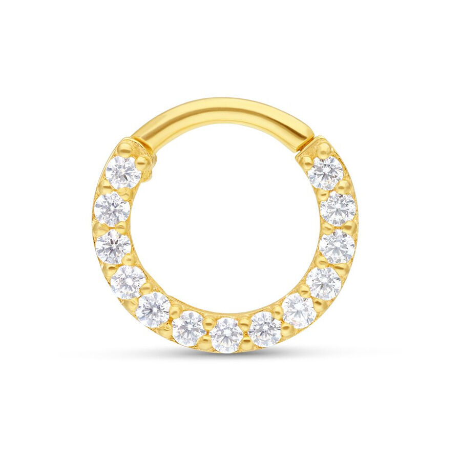 Anello septum dorato con cristalli chiari su sfondo bianco