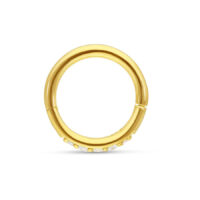Anello a cerniera in oro 18K con cristalli chiari su sfondo bianco