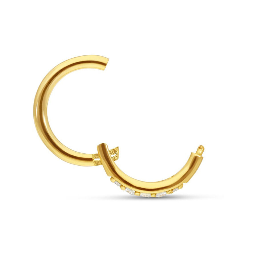 Anello piercing in oro 18K con cerniera e cristalli chiari su sfondo bianco