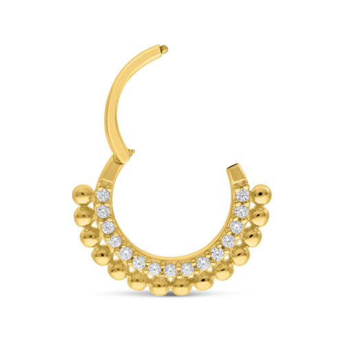 Anello da piercing dorato con piccole sfere e cristalli chiari su sfondo bianco