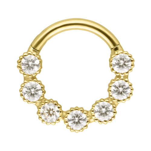 Anello da setto dorato con sette cristalli rotondi di moissanite su sfondo bianco