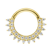 Anello da setto in oro con pietre di moissanite su sfondo bianco