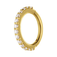 Anello dorato con cristalli di Moissanite su sfondo bianco