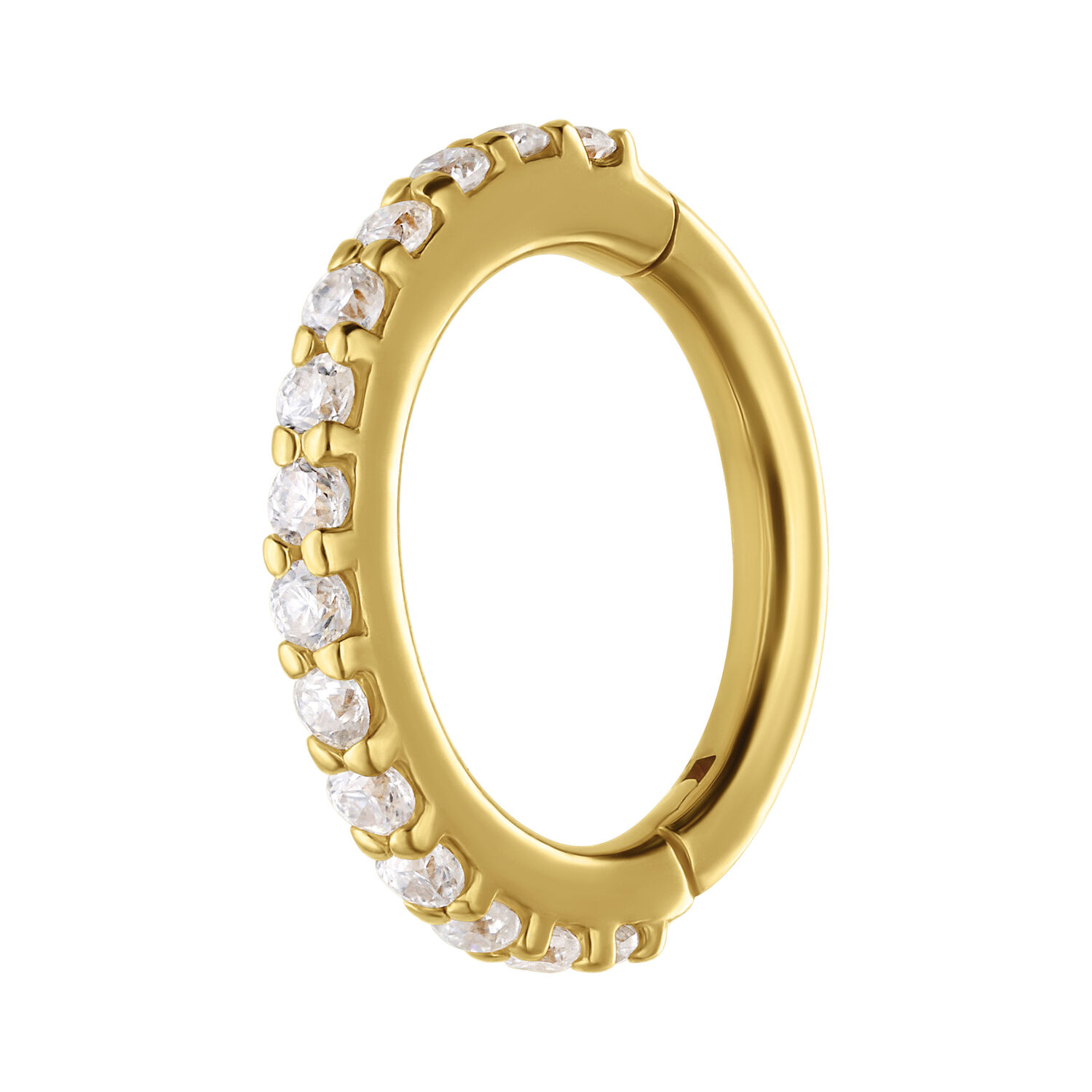 Anello dorato con cristalli di Moissanite su sfondo bianco