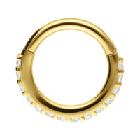 Anello al naso dorato con pietre di moissanite su sfondo bianco