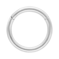 Anello piercing in oro bianco 14K lucido su sfondo bianco