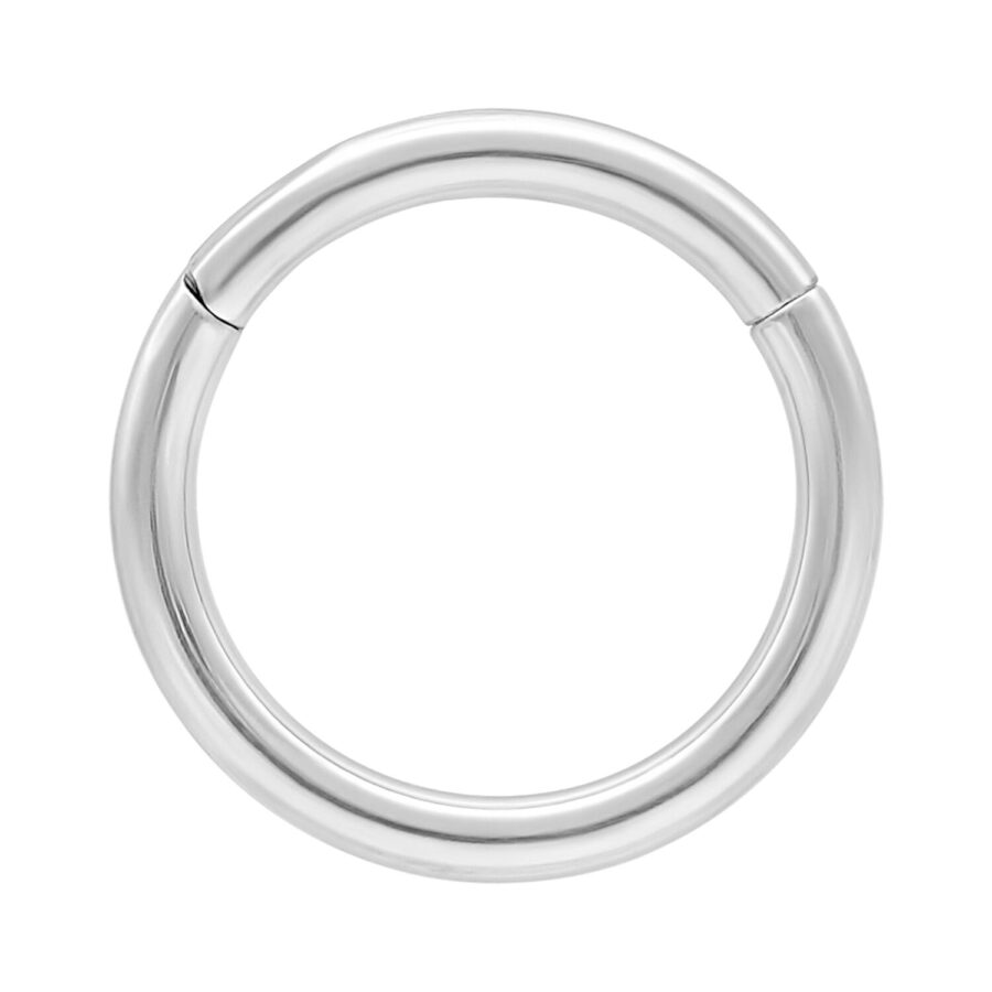Anello piercing in oro bianco 14K lucido su sfondo bianco