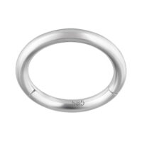 Elegante anello a cerniera in oro bianco 14K su sfondo bianco