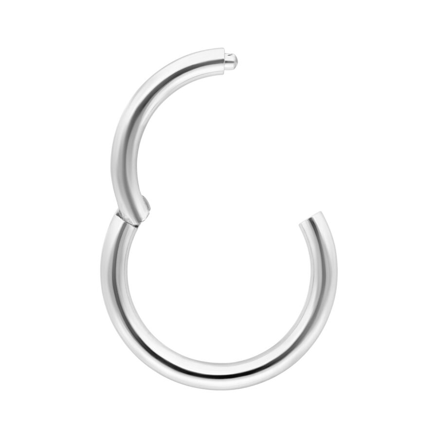 Anello a scatto in oro bianco 14K su sfondo bianco