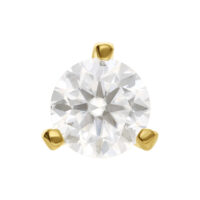 Moissanite rotondo e chiaro in montatura d'oro 14K, primo piano