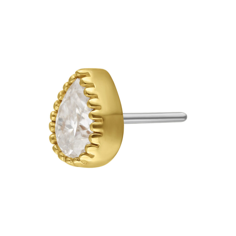 Attacco Push-Fit dorato con cristallo di moissanite chiaro a forma di goccia su sfondo bianco