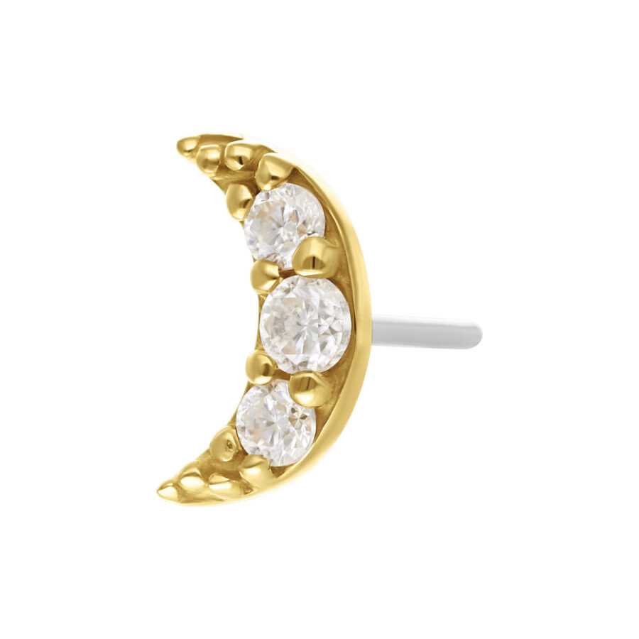 Inserto a mezzaluna dorato con pietre di moissanite chiare su sfondo bianco