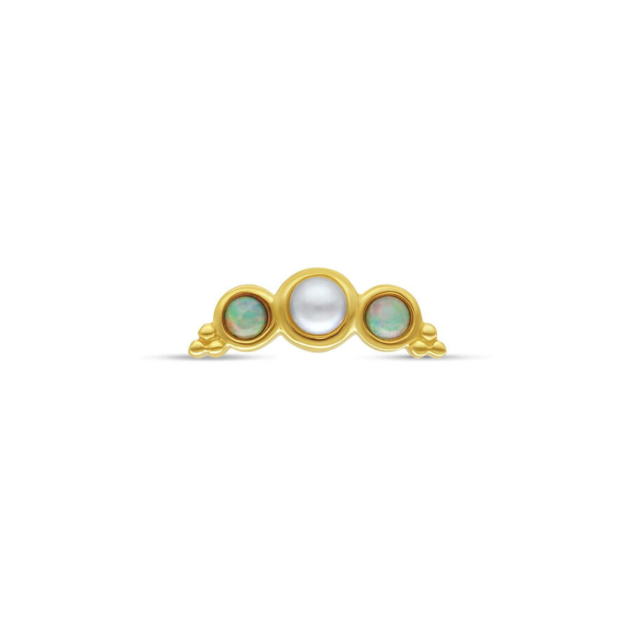 Attacco in oro 14K con opale e perla Attacco dorato con perla centrale e due opali, sfondo studio