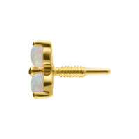 Attacco in oro 14K con tre opali sintetici su sfondo bianco